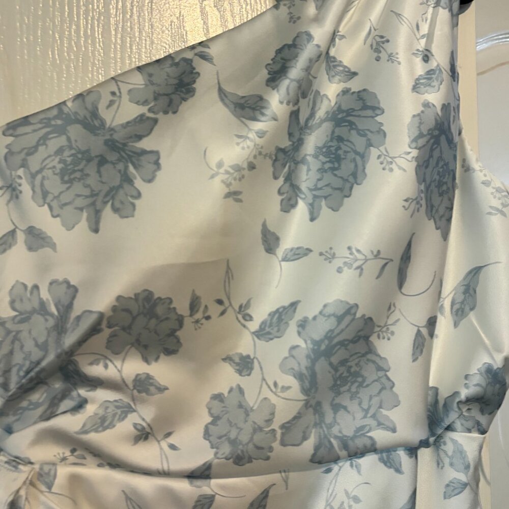Formal Dress - Picture 4 of 6